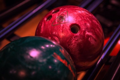 Deux boules de bowling en résine